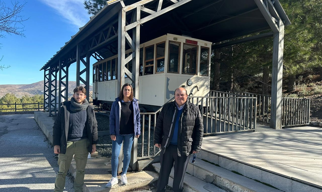 El alcalde de Güéjar Sierra (Granada), José Robles, junto a un vagón del antiguo tranvía de Sierra Nevada ubicado ahora en El Dornajo