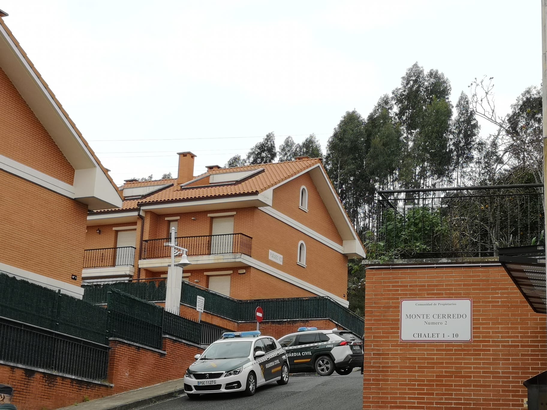 Urbanización en Castro Urdiales en la que apareció muerta con heridas de arma blanca la mujer de 48 años.