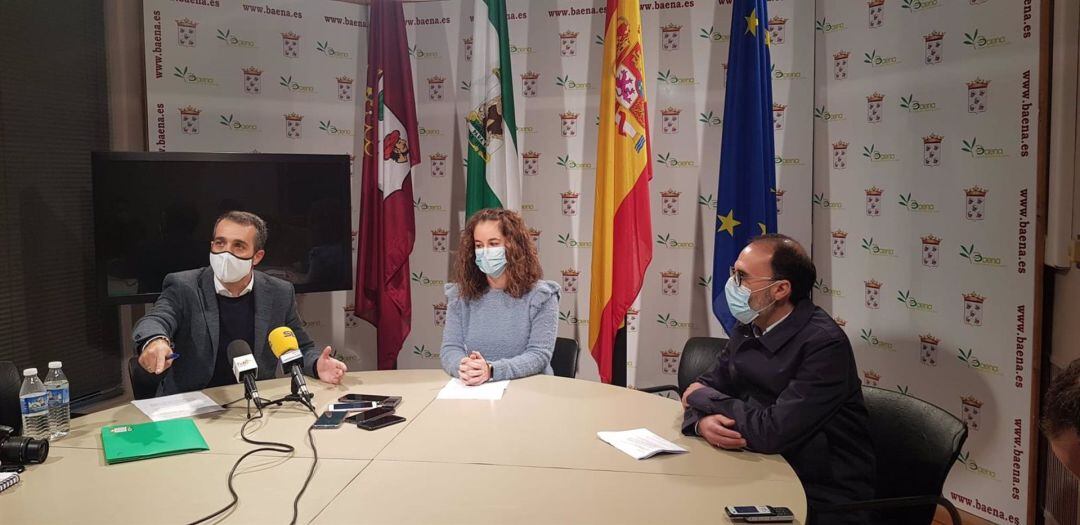 Alfonso Rojano (dcha.), respaldado por ediles del PSOE e IU en una rueda de prensa celebrada el mismo día del Pleno que acordó declararle edil no adscrito