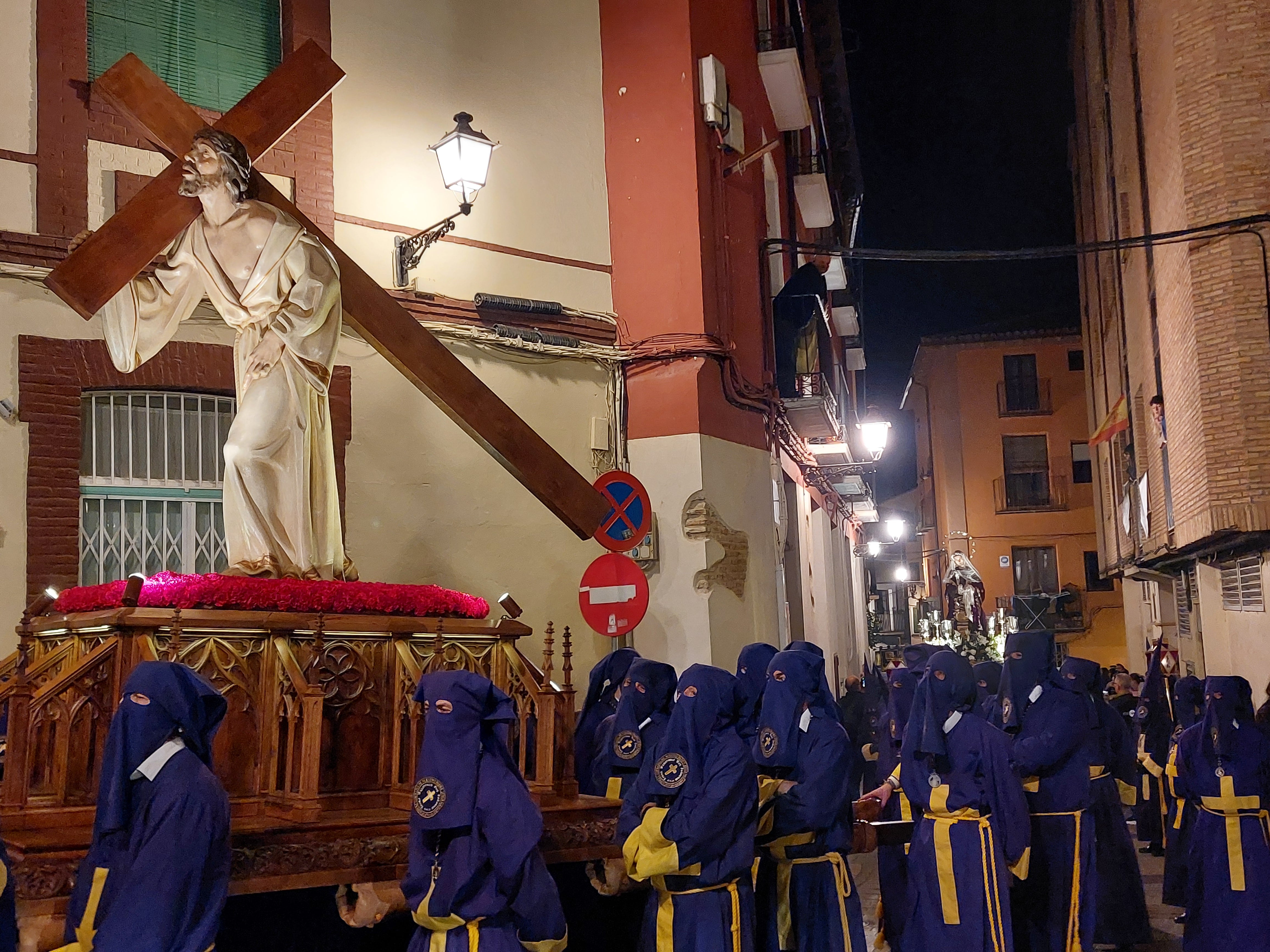 El Nazareno, en procesión, seguido por el paso de María Santísima de la Salud y de las Lágrimas