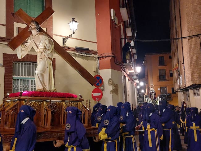 El Nazareno, en procesión, seguido por el paso de María Santísima de la Salud y de las Lágrimas