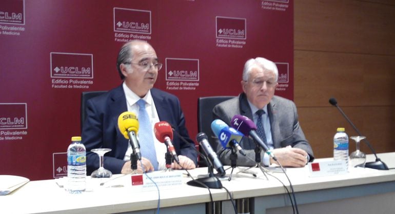 Ricardo Rigual, Presidente del Congreso Nacional de Decanos de Medicina y Juan Emilio Feliú, Decano de la Facultad de Ciudad Real.