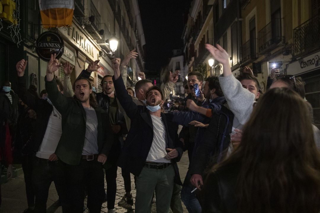 Turistas en las calles de Madrid de fiesta