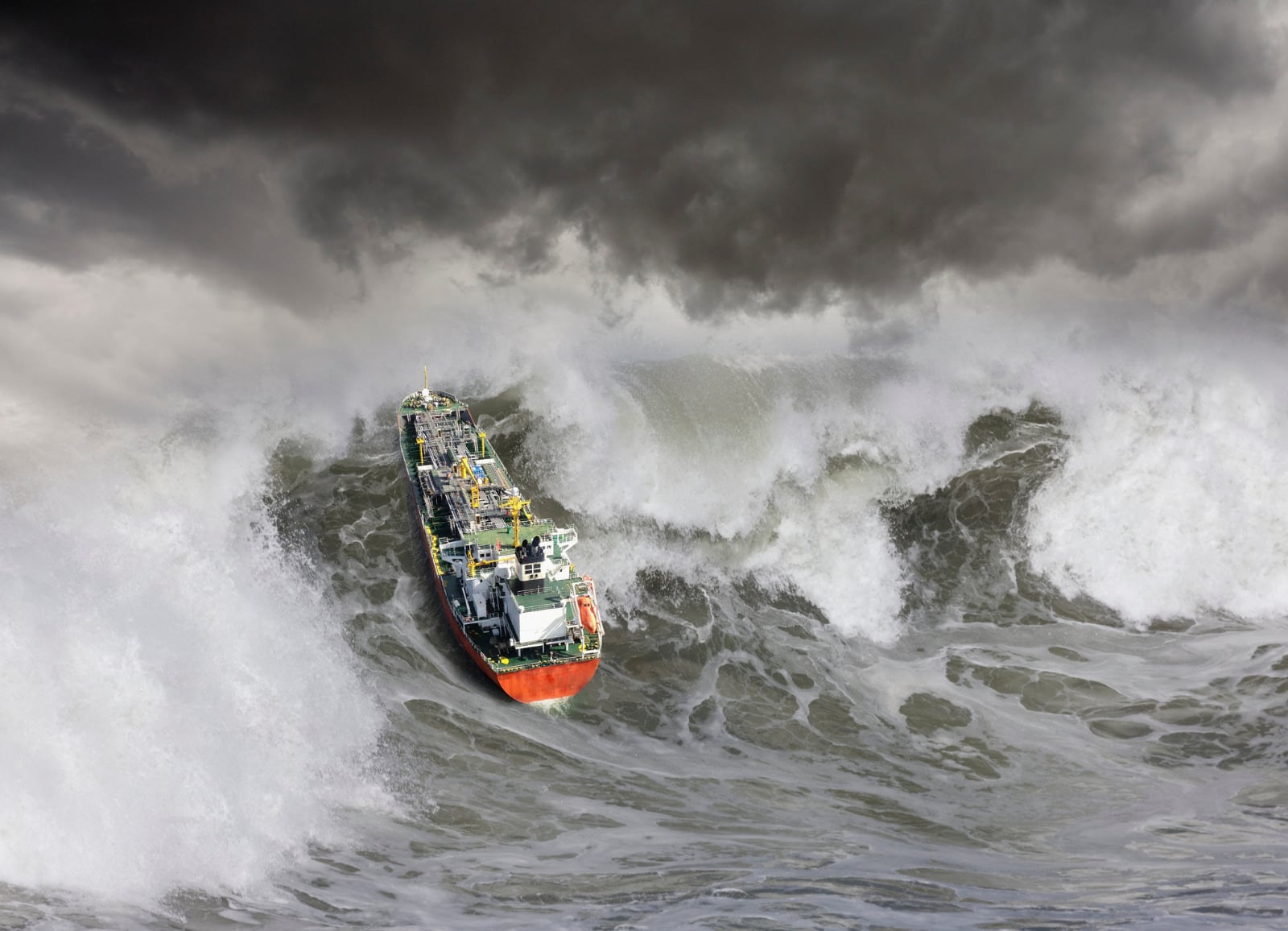 Tanker In Ocean Storm - Fotografía de stockAn oil tanker ship churns up a huge tsunami like wave in rough seas.
GETTY IMAGES