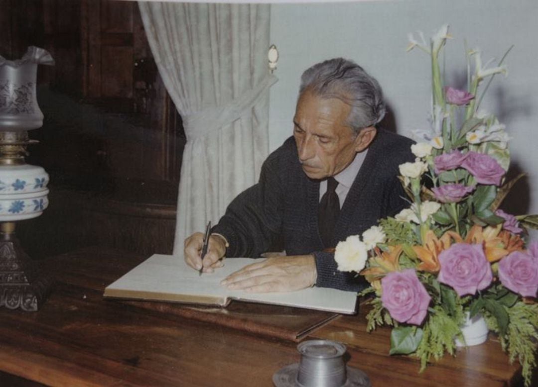 Leandro Perdomo Spinola escribiendo.