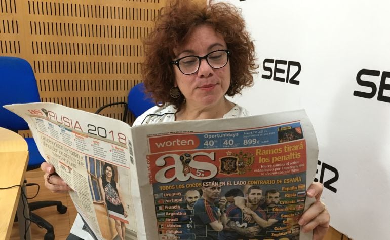 La Fuensi echando un vistazo al diario AS en los estudios de Radio Murcia