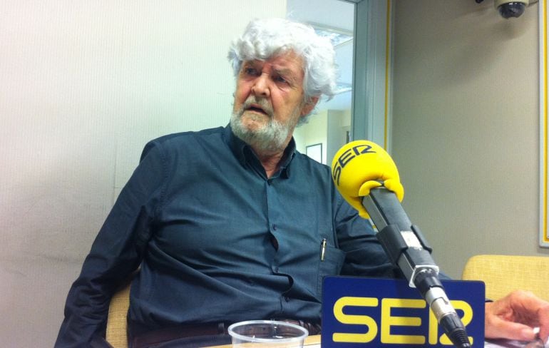 Xosé Manuel Beiras en los estudios de Radio Galicia