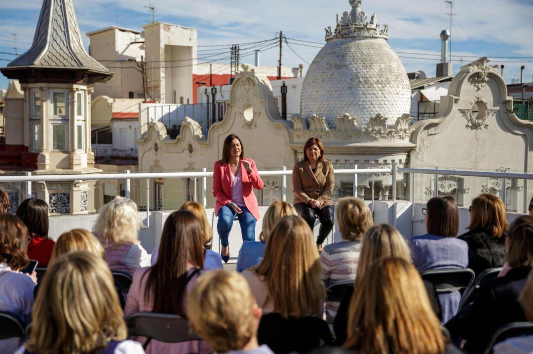 La presidenta del Partido Popular de la Comunitat Valenciana, Isabel Bonig (dcha), y la candidata a la alcaldía de Valencia, Mª José Català, participan este sábado en un acto de mujeres del PPCV. 