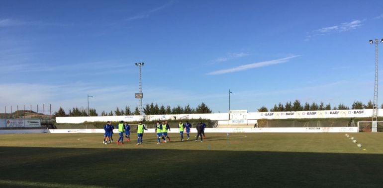 Calentamiento previo al partido en Marchamalo donde el Talavera de impuso por 0-6 