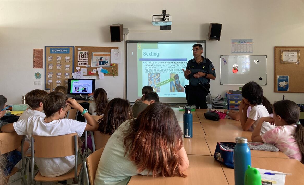 Imagen de una de las charlas en los centros educativos