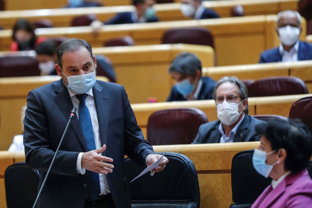 El ministro de Transportes, Movilidad y Agenda Urbana, José Luis Ábalos (izda), interviene durante la sesión de control al Gobierno