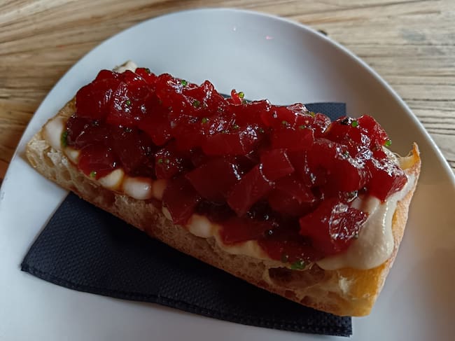 Tosta de atún rojo con ajoblanco