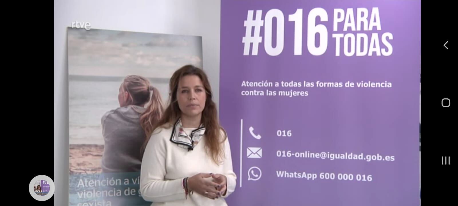 La responsable del servicio 016, Adriana Acevedo López, en su oficina. / ARCHIVO 