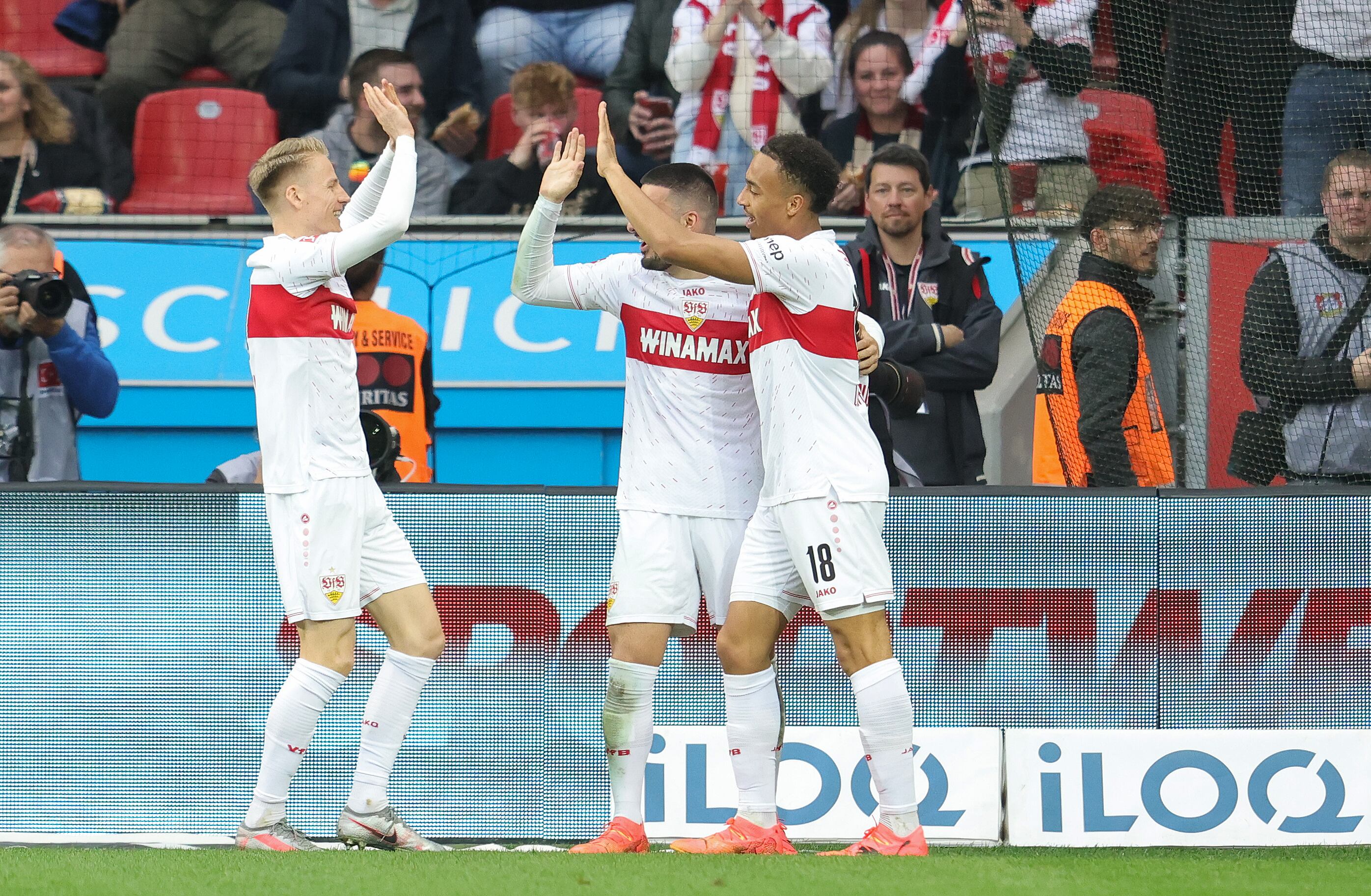 Jugadores del VfB Stuttgart, durante un partido de Bundesliga ante el Bayer Leverkusen