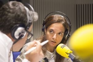La secretaria general del PSOE de Madrid, Sara Hernández, durante su entrevista con Javier Casal
