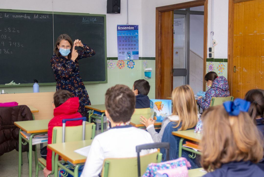 Archivo - Lectura de un cuentacuento sobre los mercados de abasto en el colegio marista de la capital