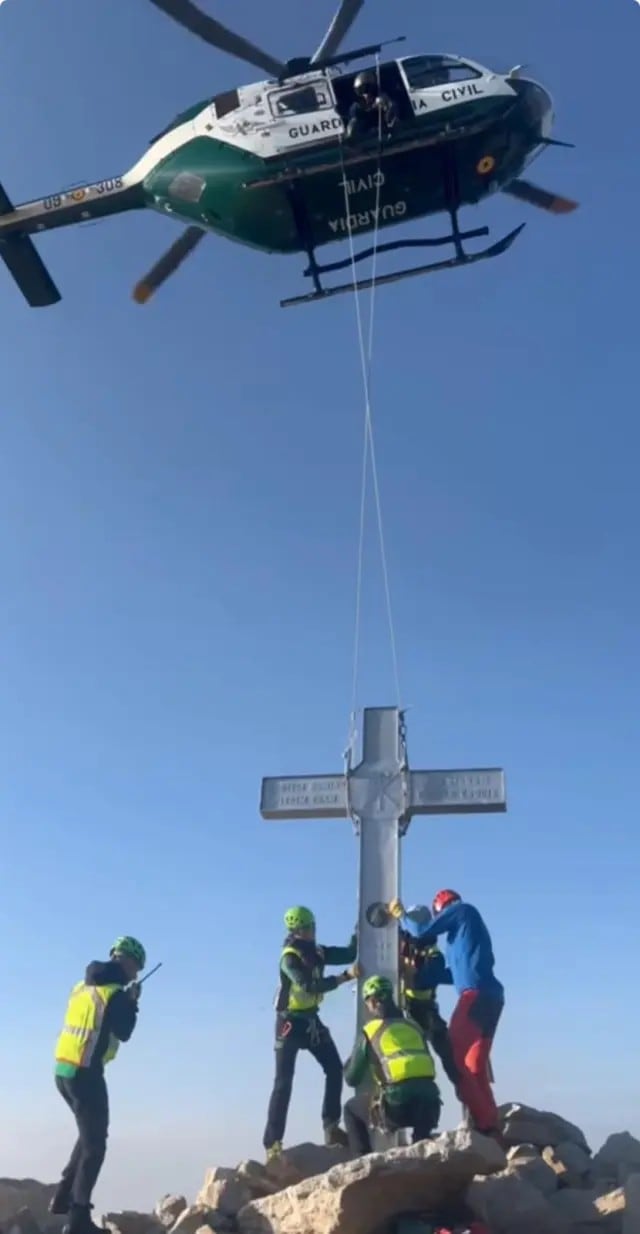 El helicóptero del GREIM de Benasque dejando la cruz del Aneto en la cima en agosto de 2025