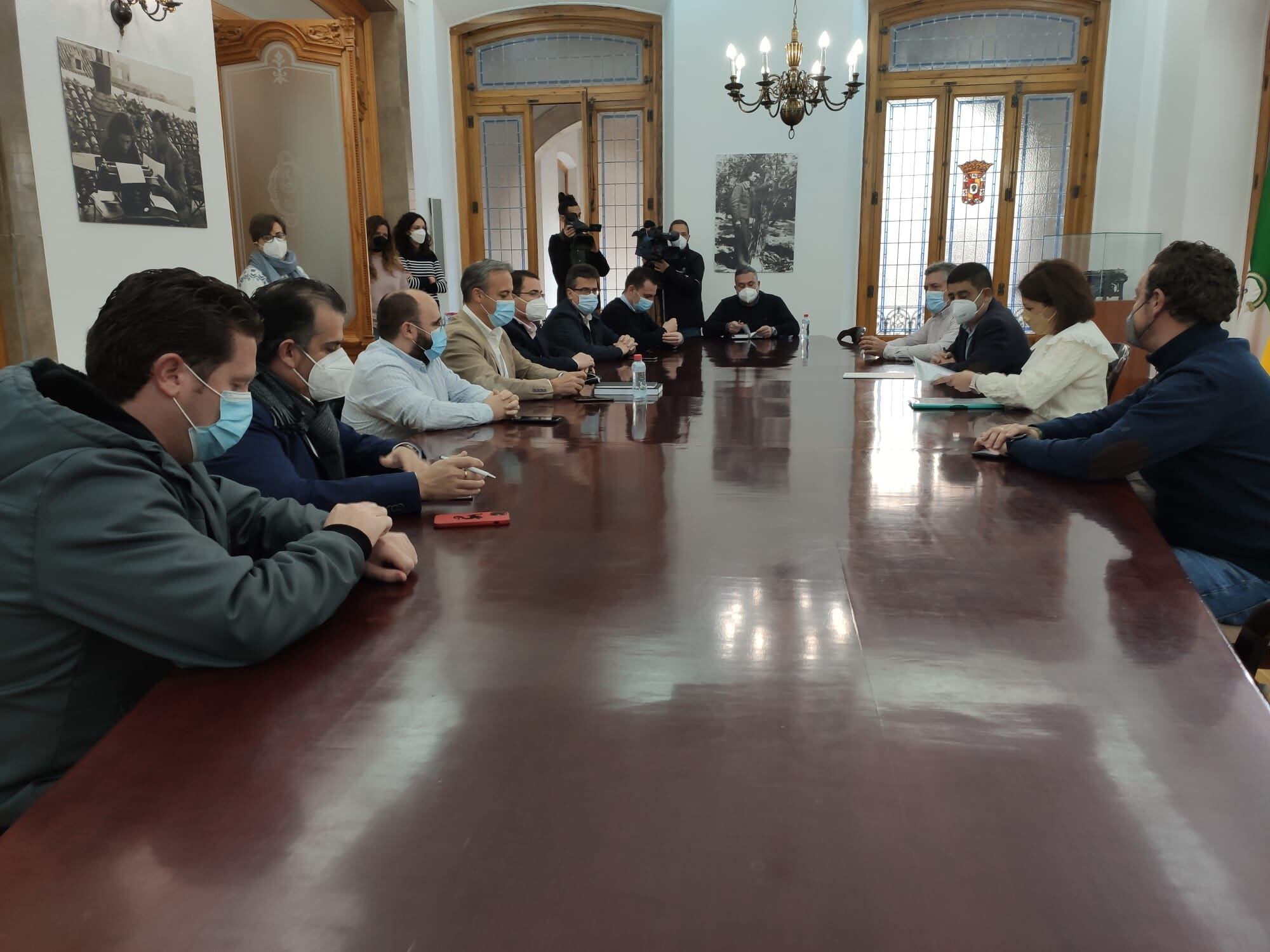 Regidores de la Plataforma de Alcaldes y Alcaldesas por la Sanidad Pública de Jaén durante una reunión con el presidente de la Diputación de Jaén, Francisco Reyes