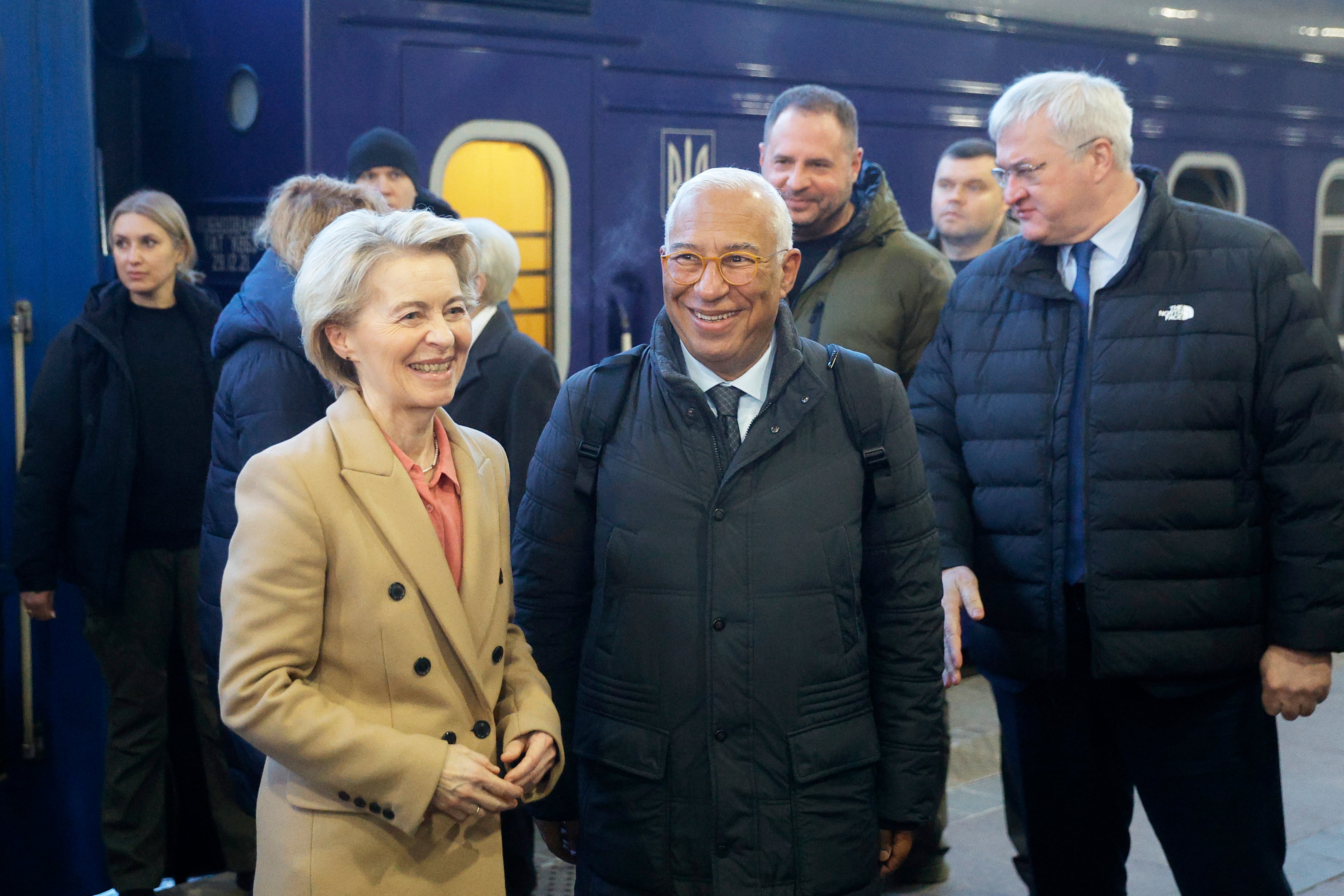 La presidenta de la Comisión Europea, Ursula von der Leyen, y el presidente del Consejo Europeo, Antonio Costa, a su llegada a Kiev.