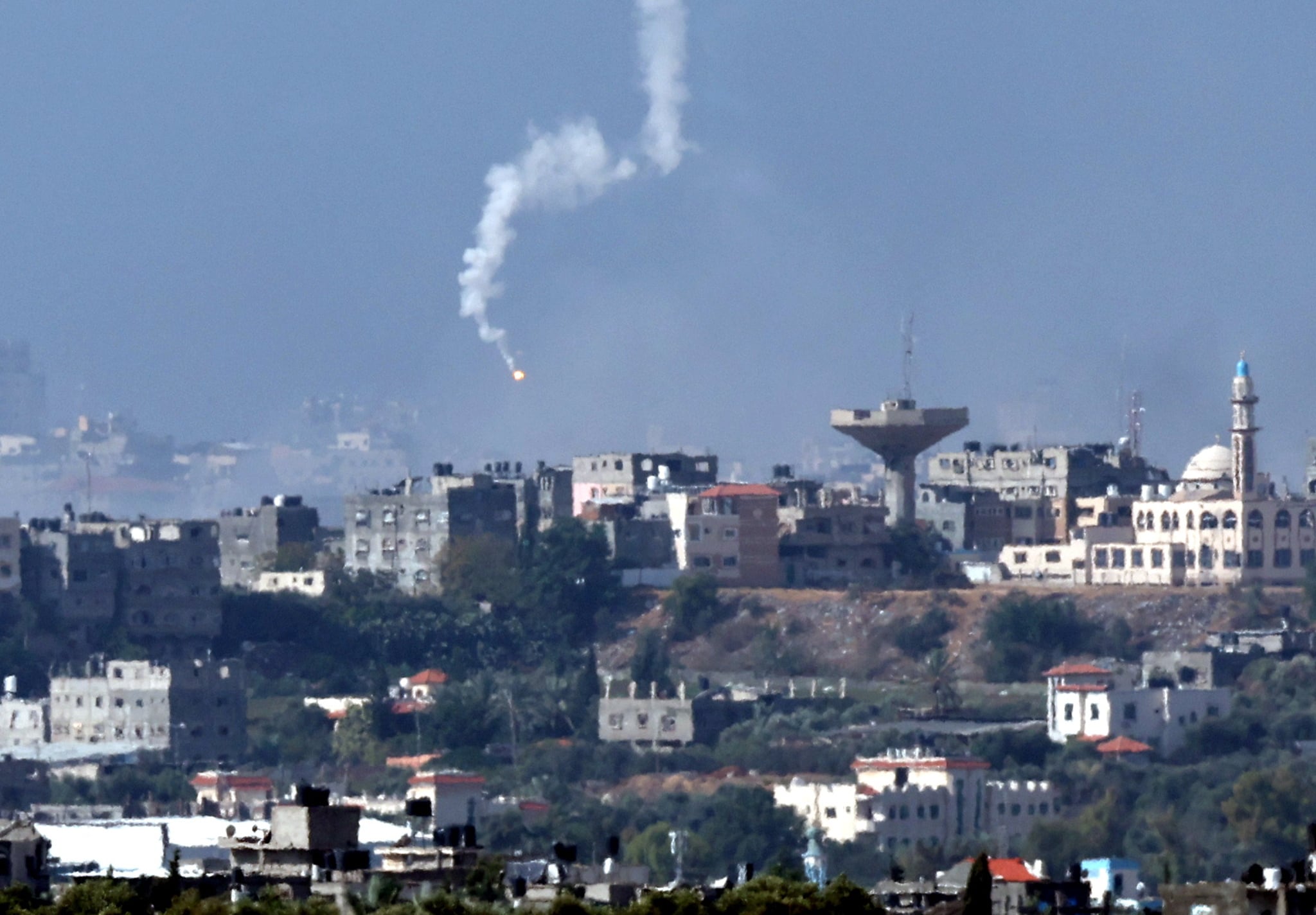 Una llamarada sobre Beit Hanoun, en el norte de la Franja de Gaza, vista desde Sderot, sur de Israel