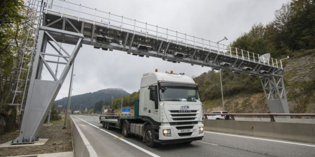 Un camión pasa por debajo de uno de los arcos de la N-1 que identifica a los camiones que atraviesan Gipuzkoa 