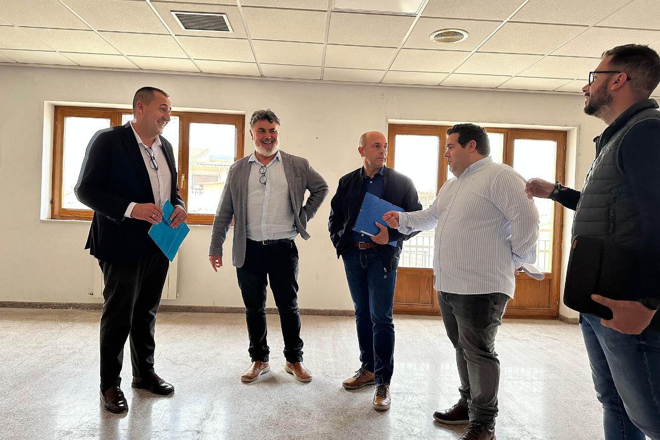 Antonio Bernabeu, diputado de Infraestructuras, visitó junto al alcalde, Vicent Molina, el primer teniente de alcalde, Saúl Serrano y técnicos la reforma del centro social de la calle Doctor Fleming de Muro.