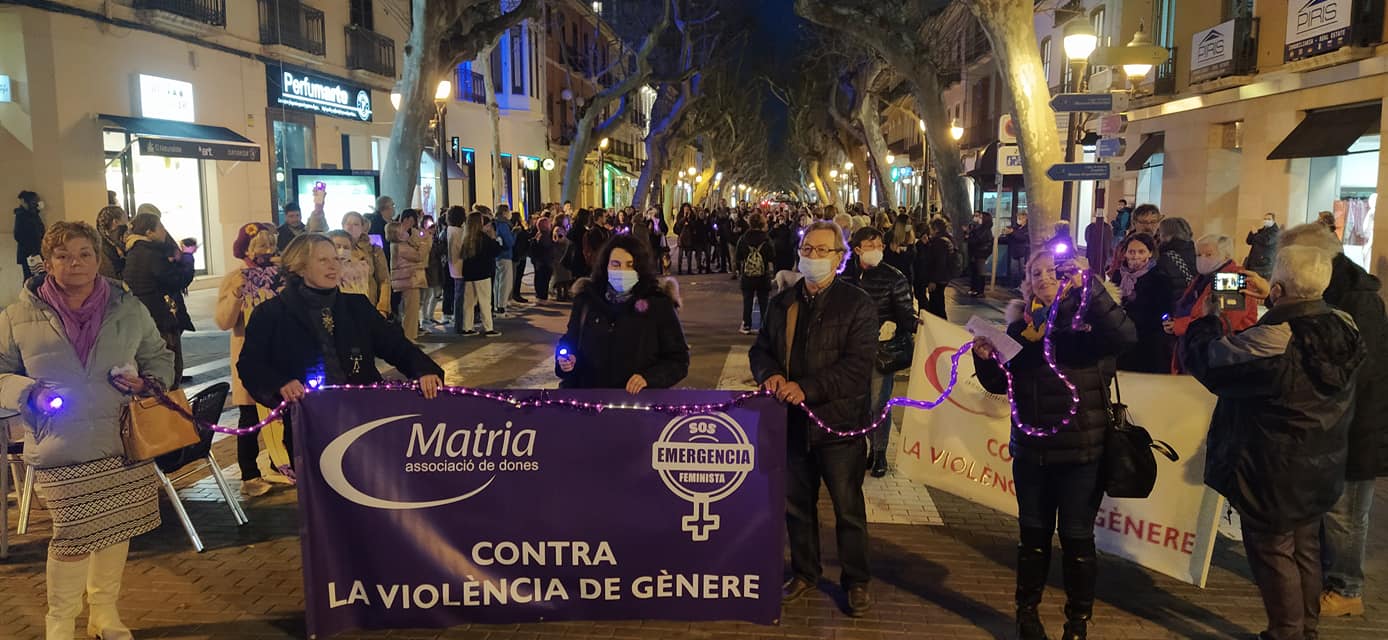 Cadena humana con motivo del 8 de marzo, en la calle Marqués de Campo en Dénia.