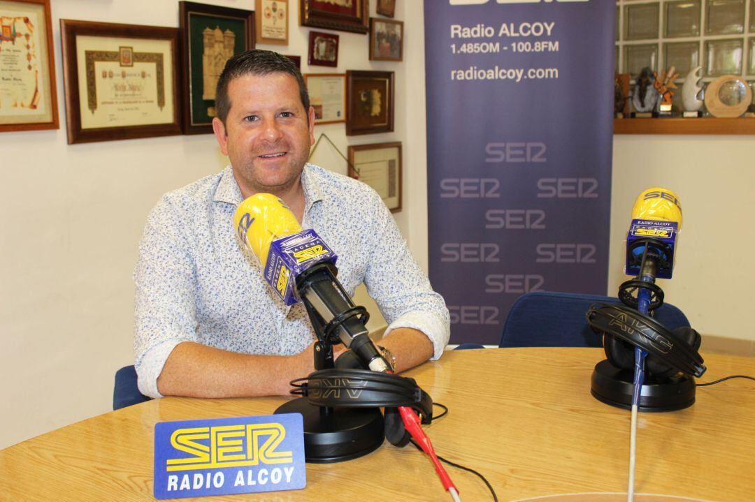 Gilberto Molina, presidente del club de fans de Camilo Sesto en nuestra ciudad en los estudios de Radio Alcoy