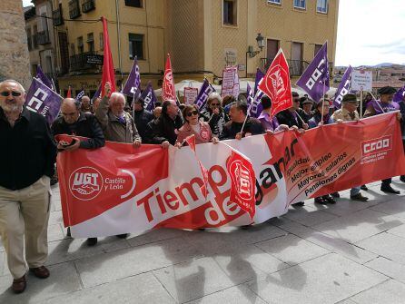 Cerca de 400 personas se han echado a la calle convocados por UGT y CCOO