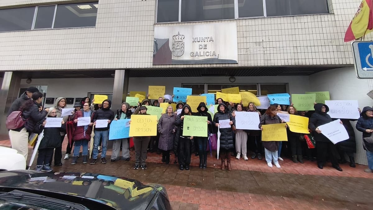 Concentración del personal de la Consellería de Política Social en A Coruña por problemas de turnos y vacaciones