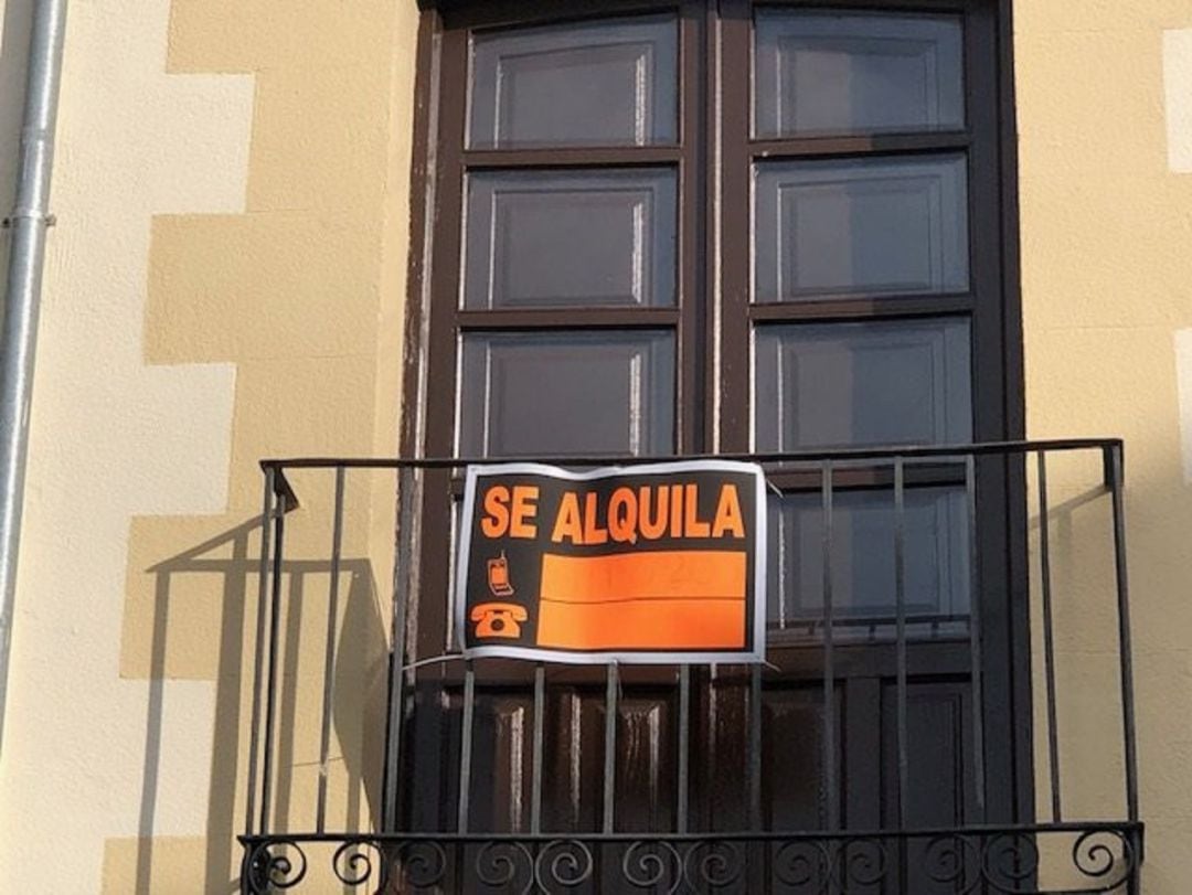 Cartel &quot;Se alquila&quot; en una vivienda (archivo)