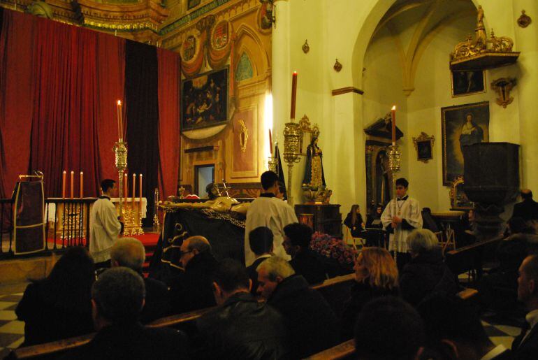 El Cristo de la Misericordia durante el rezo del vía crucis en el interior de la iglesia de san José