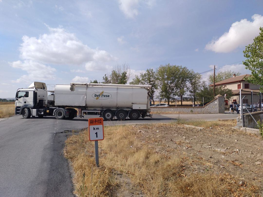 Un camión abandona las instalaciones de &#039;Alta Moraña&#039; en San Pedro del Arroyo