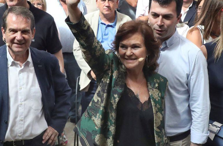 La vicepresidenta del Gobierno, Carmen Calvo (c) acompañada por el secretario general del PSdeG, y el alcalde de Vigo