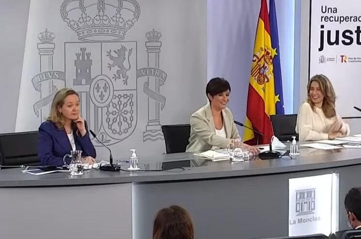 Nadia Calviño, Isabel Rodríguez y Raquel Sánchez en la rueda de prensa posterior al Consejo de Ministros