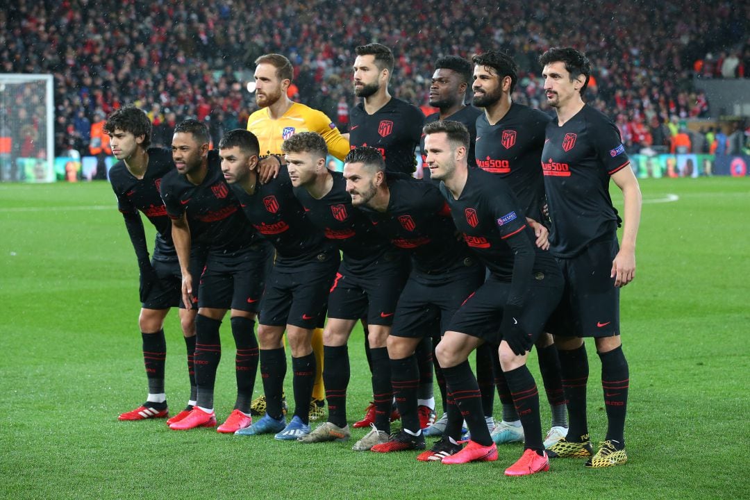 Los jugadores del Atlético de Madrid, antes del partido contra el Liverpool.