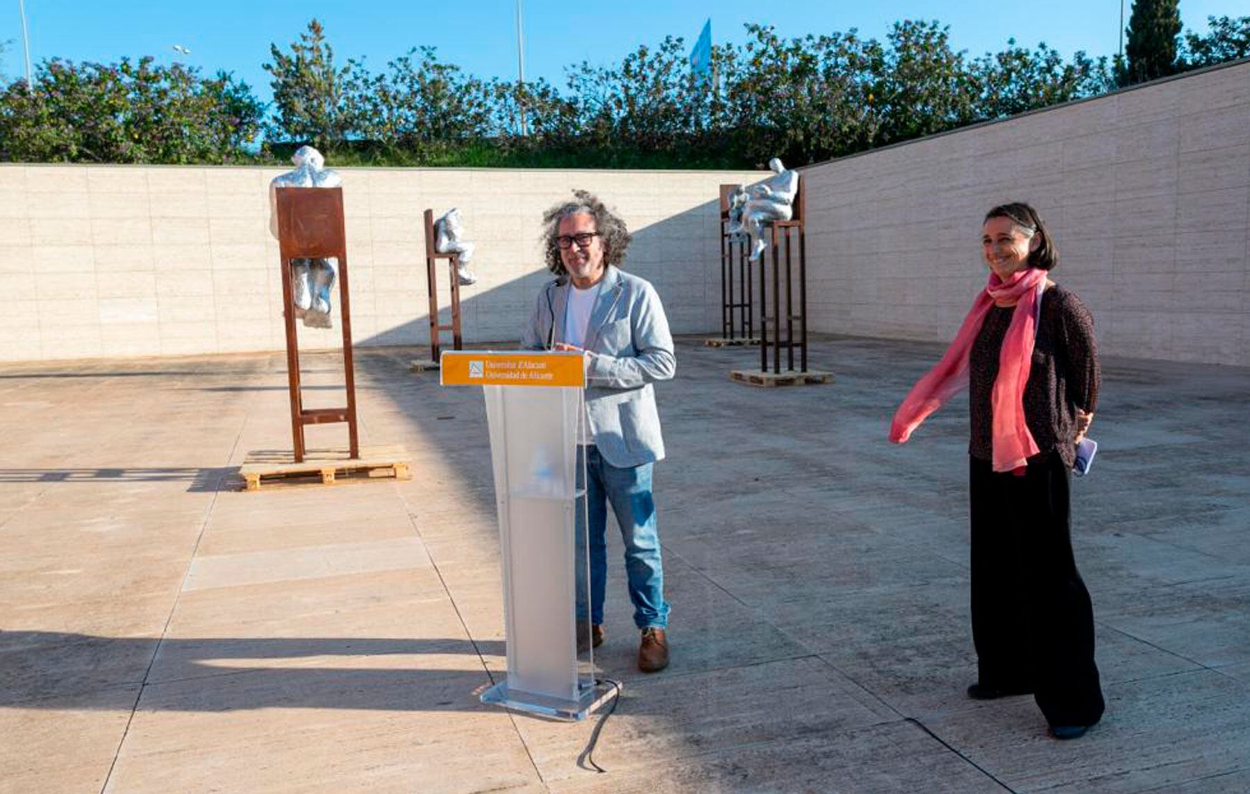 Moisés Gil parlant durant la inauguració de la mostra