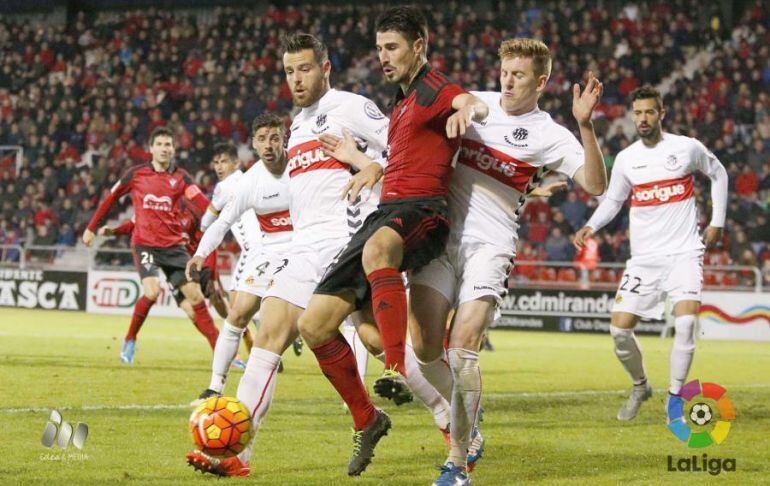 Alex López i Mossa lluiten una pilota amb un jugador del Mirandés en el partit de la primera volta a Andúva.