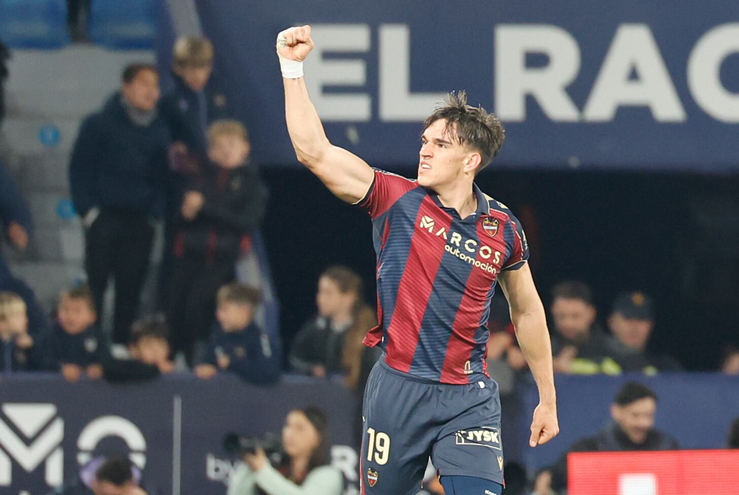 VALENCIA, 27/02/2026.- El delantero del Levante Carlos Espí celebra su gol durante el partido de la jornada 26 de LaLiga de fútbol que Levante UD y Deportivo Alavés disputan este viernes en el estadio Ciutat de Valencia. EFE/Ana Escobar