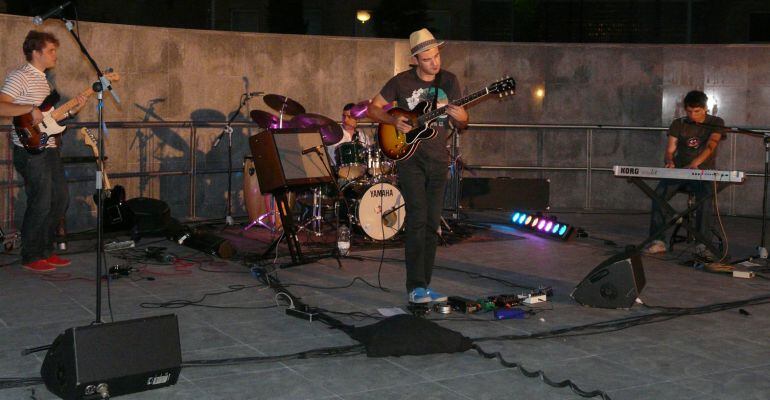 Actuación musical en la Plaza de los Pueblos de la UJA el curso pasado.