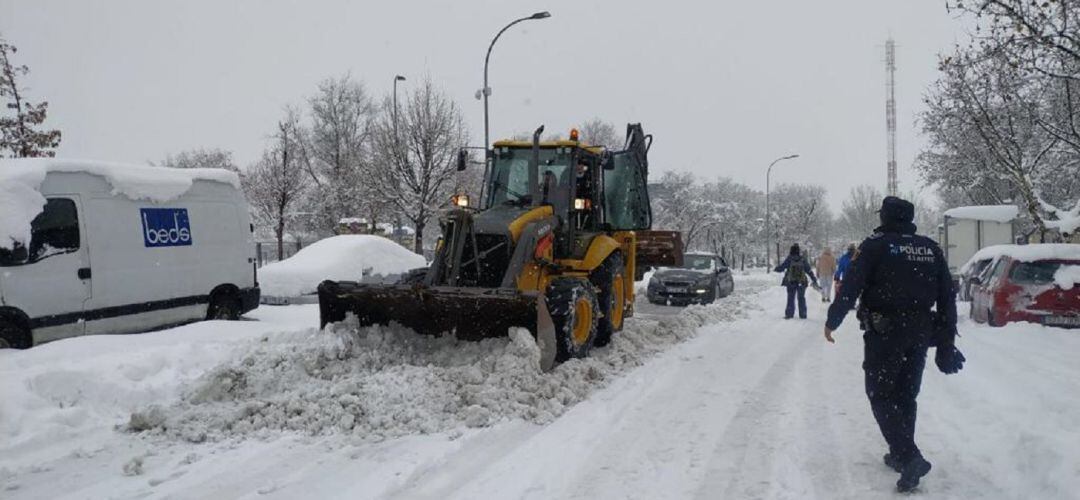 Trabajos para despejar las vías de nieve