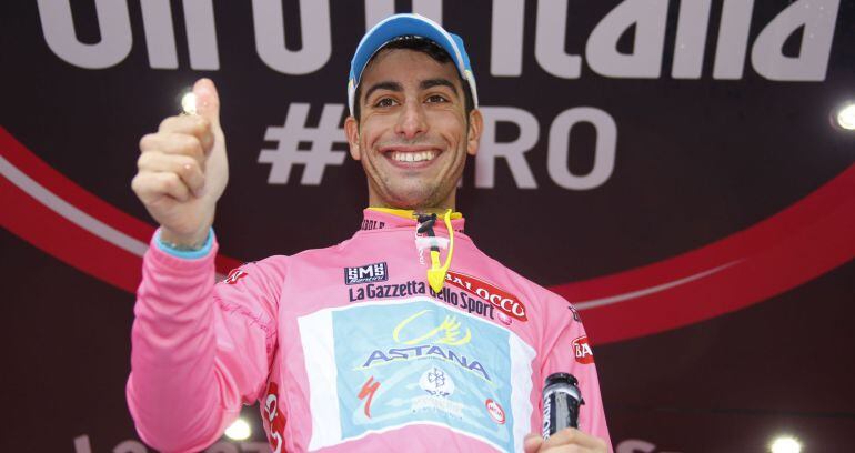 Aru posa con la maglia rosa