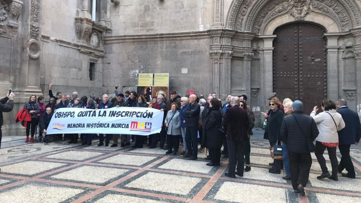 Concentación a las puertas de la Catedral de Murcia para pedir la retirada de la inscripción franquista a Primo de Rivera