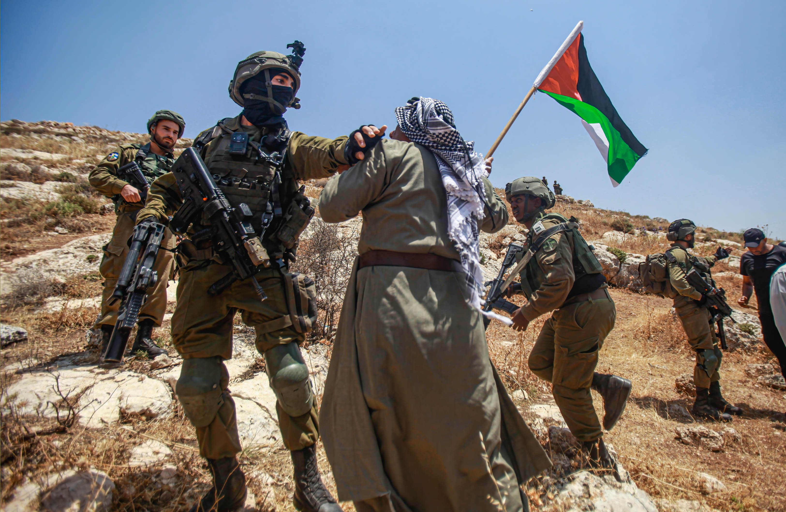 Soldados israelíes frente a manifestantes palestinos en Beit Dajan, cerca de la ciudad cisjordana de Nablús