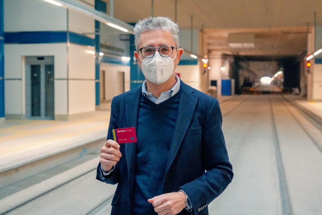 Arcadi España, conseller de Transportes, presentando la trajeta SUMA