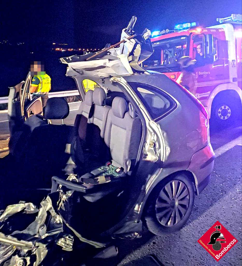 Así quedó el coche tras colisionar con el vehículo grúa en la N322 a la altura de La Vila / CPB