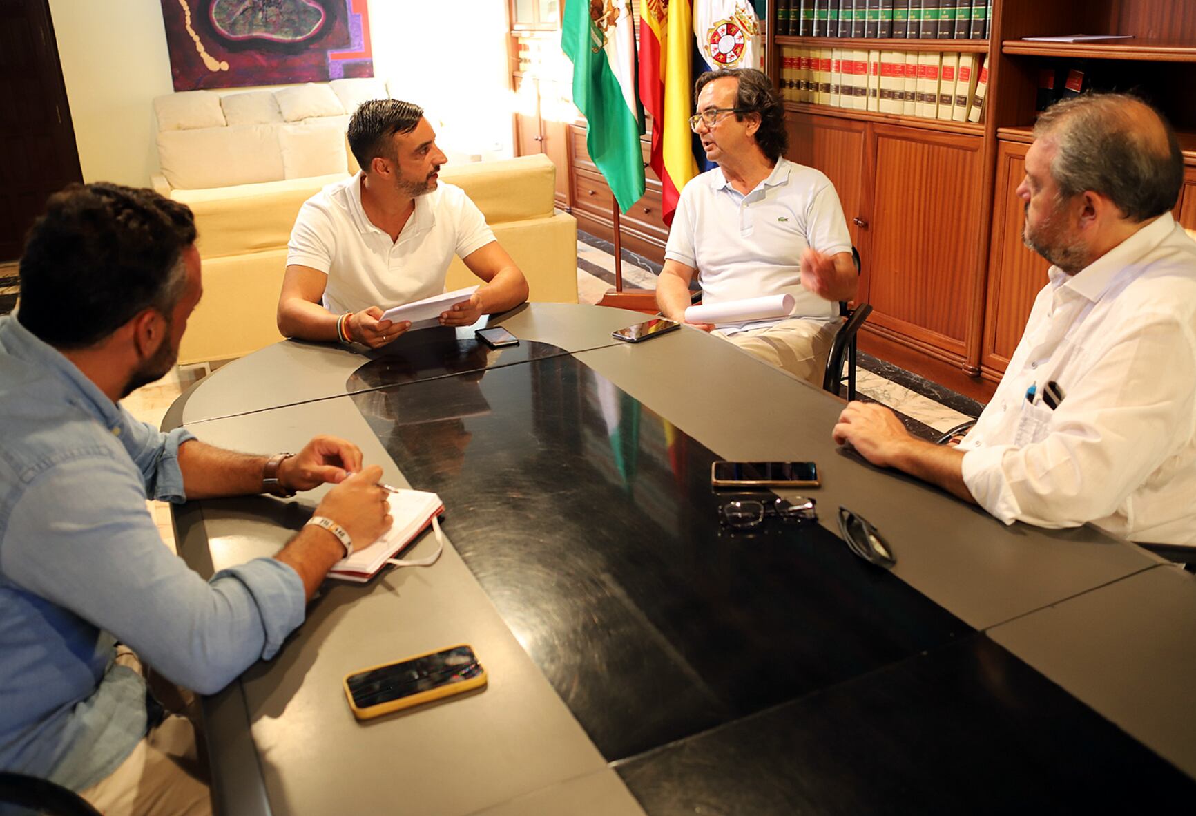 Momento de la reunión con los representantes de la Hermandad de San Mateo