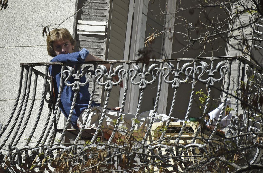 Christian de Hannover en uno de los balcones de su casa durante el confinamiento, en Madrid  