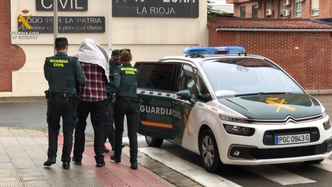 Traslado a dependencias judiciales del detenido por la muerte de un niño de nueve años en Lardero