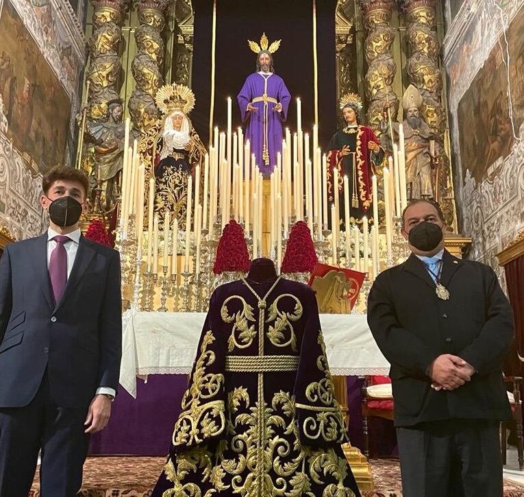 El Señor del Soberano Poder en su Prendimiento lucirá en el Vía Crucis del Consejo la túnica de Rodríguez Ojeda, recientemente restaurada por José Antonio Grande de León, a la izquierda, junto a Ángel Corpas, hermano mayor de la cofradías del Miércoles Santo